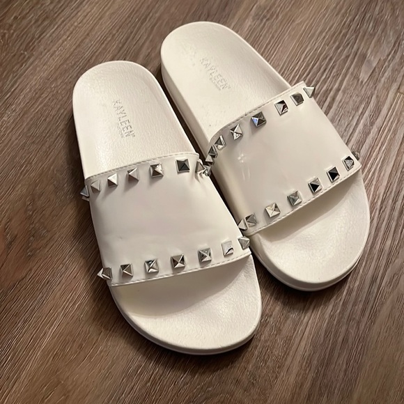Shoes - NEW rockstud sandal slides